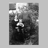 104-0096 Das Ehepaar Hubert und Martha Klein mit ihrem Sohn Gerhard im Vorgarten ihres Hauses.jpg
